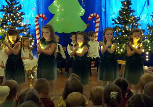 dziewczynki tańczą ze świetlistymi kulami