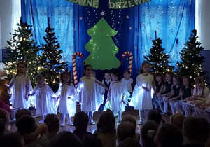 dziewczynki w świetlistych pelerynach