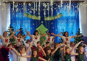 zebrani artyści śpiewają