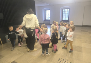 dzieci chodzą różnymi sposobami