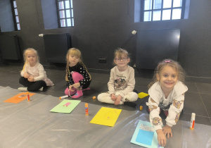 dzieci ozdabiają odrysowane stopy