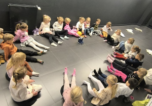 dzieci pokazują swoje stopy