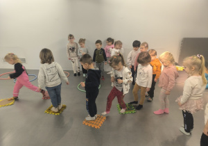 dzieci pokonuja ścieżkę sensoryczną