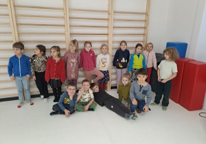 dzieci na sali przed zajęciami sportowymi