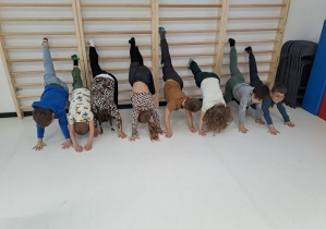 rozgrzewka dzieci przy drabinkach