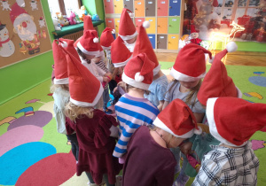 Mikołajki z grupy maluszków