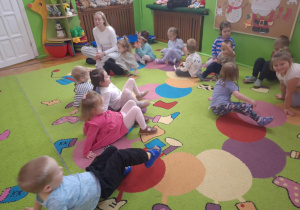 dzieci poruszają się tyłem jak raki