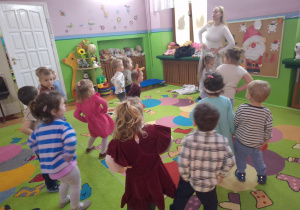 dzieci rozgrzewają bioderka