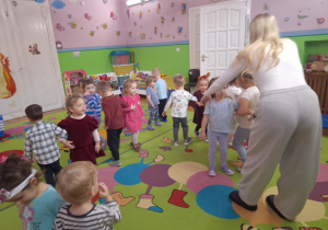 dzieci uczą się tanecznych haczyków