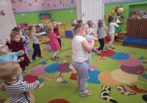 dzieci ćwiczą wymachy rąk