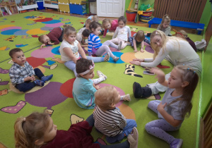 dzieci rozciągają mięśnie