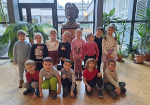 dzieci w holu szkoly