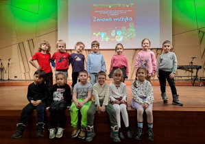 dzieci na scenie szkoły muzucznej