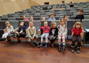 dzieci w sali koncertowej