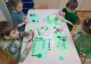 dzieci wycinają zielone elementy - działanie plastyczne