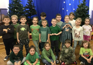 dzieci w kolorze zielonym - zdjęcie grupowe