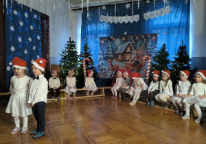 dzieci recytują wierszyki