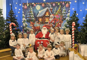 dzieci z grupy "Kotki" z Mikołajem