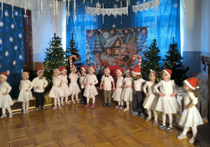 dzieci w tańcu świątecznym