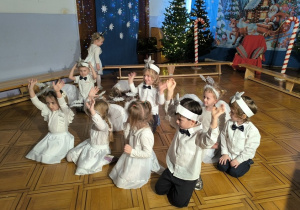 dzieci wykonują układ taneczny