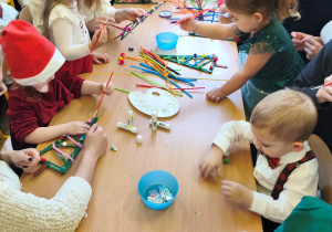 dzieci pracują razem z rodzicami