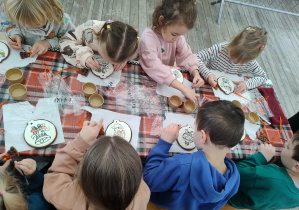 dzieci malują cukrowymi farbkami