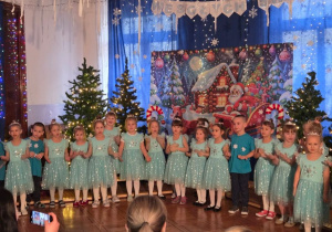 dzieci śpiewają świąteczną piosenkę