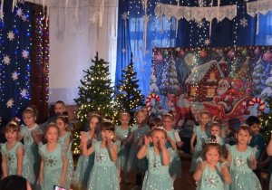 dziewczynki ilustrują piosenkę ruchem