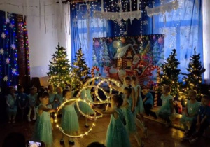 dzieci prezentują taniec z obręczami