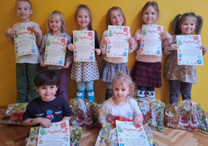 dzieci z dyplomami za udział w akcji aniołkowe granie