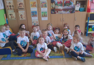 dzieci w oczekiwaniu na gości