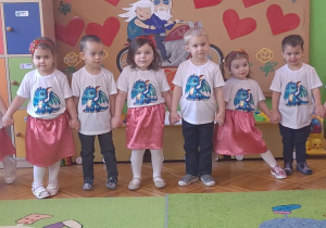 dzieci witają babcie i dziadków