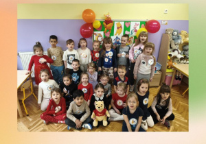 dzieci z grupy "Gwiazdeczek" na wspólnym zdjęciu