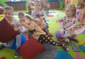 zabawy przedszkolaków w piżamkach