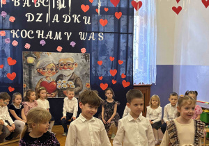 dzieci podczas występu