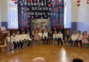 dzieci podczas uroczystości z okazji dnia babci i dziadka