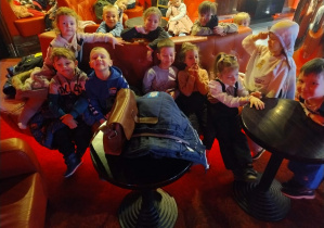 dzieci czekają na wejście do sali kinowej