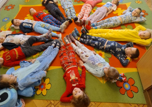 dzieci prezentują swoje piżamy