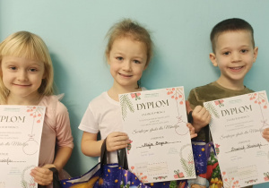 laureaci konkursu z dyplomami