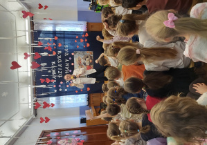 dzieci śpiewają z Panem Witkiem