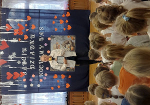 dzieci rozmawiają o mijającym czasie