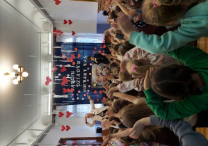 dzieci tańczą przy dżwiękach trąbki