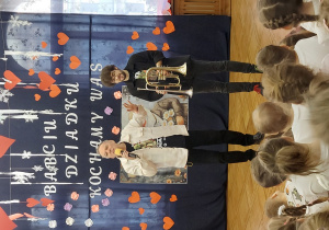 dzieci poznają trąbkę i flugehorn