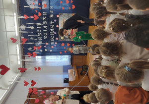 dziewczynka "przekazuje" dźwięk