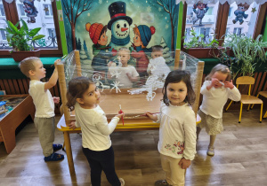 dzieci malują farbami zimę