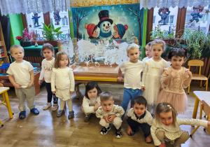 dzieci prezentują swoją pracę plastyczną