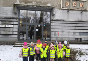 dzieci przed budynkiem Teatru Dom