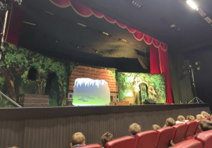 dzieci oglądają przedstawienie