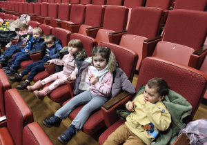 dzieci na widowni czekają na spektakl