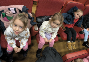 dzieci czekają na przedstawienie